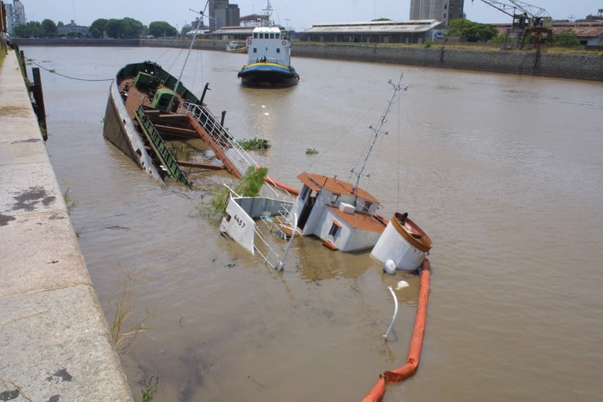 ELLITORAL_209720 |  Archivo - Flavio Raina Una grúa amarrada junto al buque hundido iniciará mañana las tareas de rescate final del Rigel.El documento fotográfico de gran valor histórico muestra la mañana en que el Rigel desapareció de la superficie; de fondo el antiguo paisaje portuario.