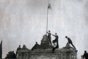 ELLITORAL_154267 |  Archivo General de la Nación Click clásico. Estudiantes toman la Universidad de Córdoba e izan la bandera argentina, el 15 de junio de 1918.