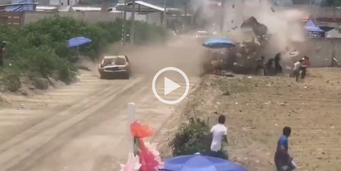 Video: un auto se estrelló contra el público en una carrera