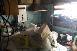 Vivían en una casa llena de basura hasta el techo