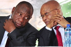 ELLITORAL_203544 |  Internet El ahora ex presidente Jacob Zuma y el vicepresidente Cyril Ramaphosa (quien asumirá como presidente) en las celebraciones del Día de la Libertad.