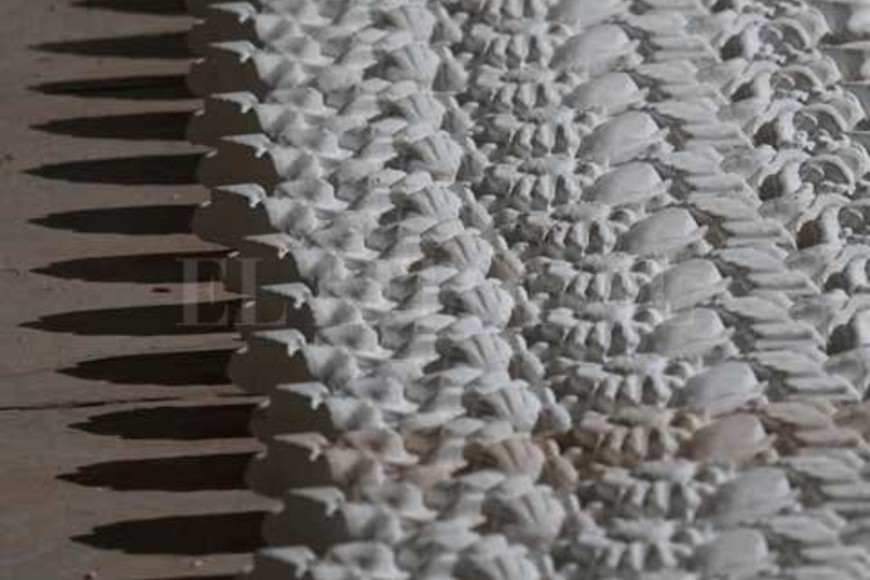 ELLITORAL_203346 |  Mauricio Garín Varias decenas de piezas de yeso ya hechas, fraguando. Secan en dos o tres días, máximo.