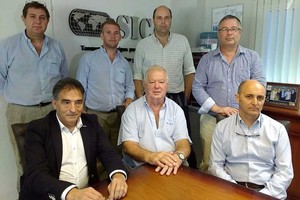 ELLITORAL_177339 |  Gentileza EsperanzaDxD LA RÚBRICA celebrada esta semana en las instalaciones de la compañía Sica entre los representantes de la firma local y los empresarios españoles.