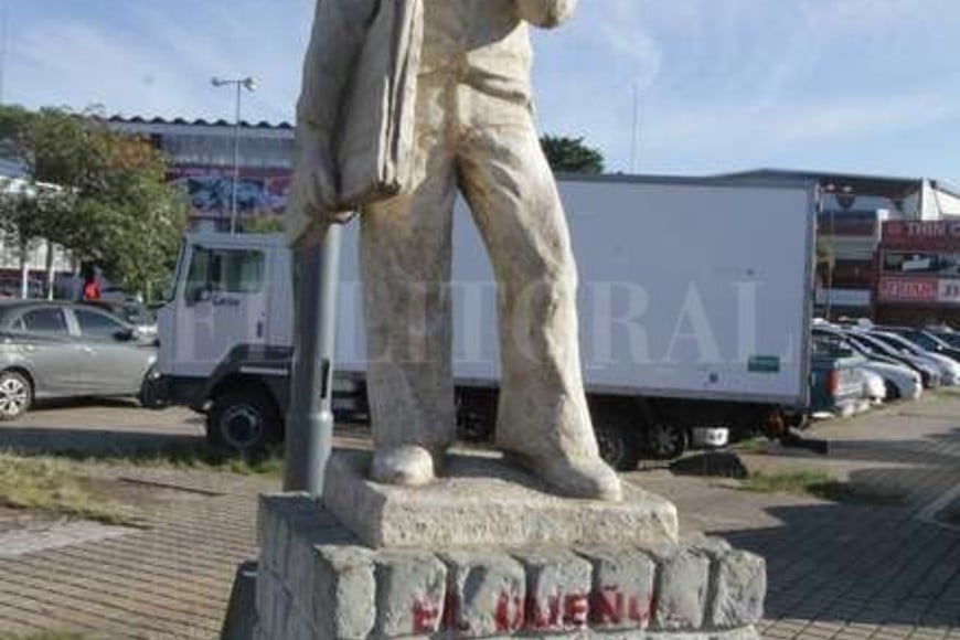 ELLITORAL_180191 |  Guillermo Di Salvatore Canillita. Frente al Club Unión está la estatua homenaje a los vendedores de diarios y revistas, que fue vandalizada en reiteradas oportunidades y hoy luce con un stencil en su base.
