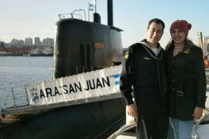 ELLITORAL_196372 |  Facebook Submarinista santafesino. Germán Suárez junto a su esposa, María Itatí Leguizamón. De fondo, el ARA San Juan.