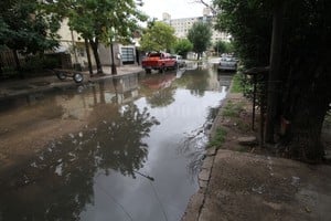 ELLITORAL_174686 |  Mauricio Garín Agua servida, un foco infeccioso. El lunes 13 de febrero los vecinos de Greca al 1000 reclamaron a El Litoral por la formación de un lago de 30 metros de aguas servidas entre las manzanas 12 y 13 de El Pozo.