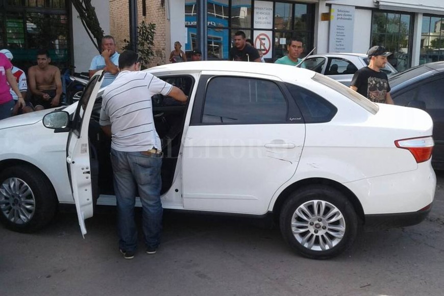 ELLITORAL_174252 |  Danilo Chiapello. Agentes de la Policía De Investigaciones (PDI) realizan peritajes en uno de los vehículos involucrados.