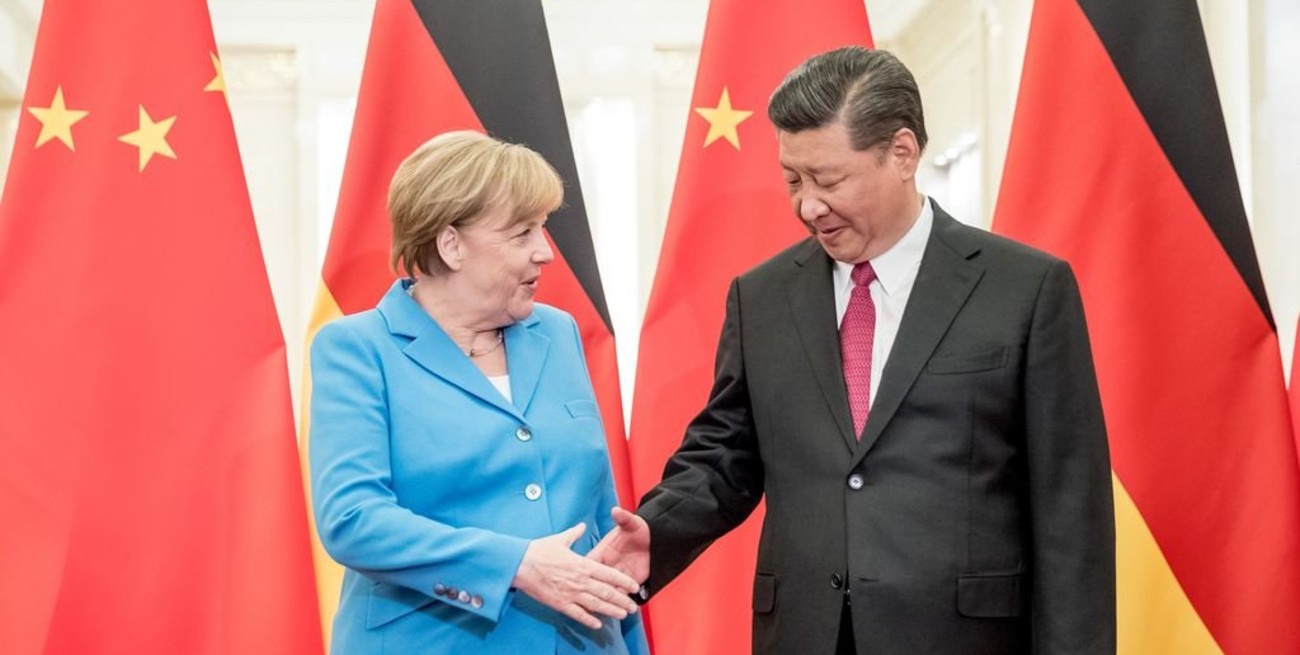 Merkel aboga en China por soluciones multilaterales para las crisis 