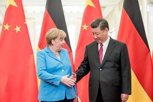 ELLITORAL_212010 |  Michael Kappeler/dpa La canciller alemana, Angela Merkel, se saluda con el presidente chino, Xi Jinping (der.) el 24/05/2018 en Pekín, China. La mandataria subrayó la importancia de encontrar soluciones internacionales para resolver las crisis mundiales.
