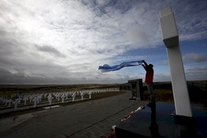 Archivo / EFE (Felipe Trueba) Una postal emotiva del Cementerio de Darwin, en Isla Soledad, donde descansan 230 héroes de Malvinas, de cuyos restos muchos ya fueron identificados. El registro gráfico es de 2012.