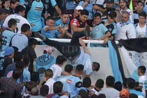ELLITORAL_177895 |  Captura internet Momento en que el hincha es arrojado desde la tribuna de Belgrano