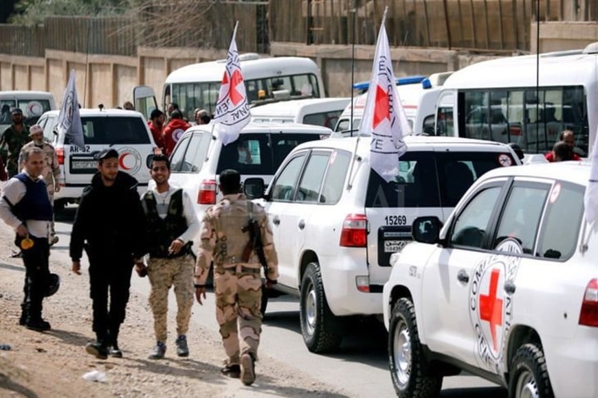 ELLITORAL_205085 |  Internet El convoy del Comité Internacional de la Cruz Roja (CICR) fue visto cruzando al este de Guta cerca del campamento de Wafideen en Damasco, Siria, el 5 de marzo de 2018.