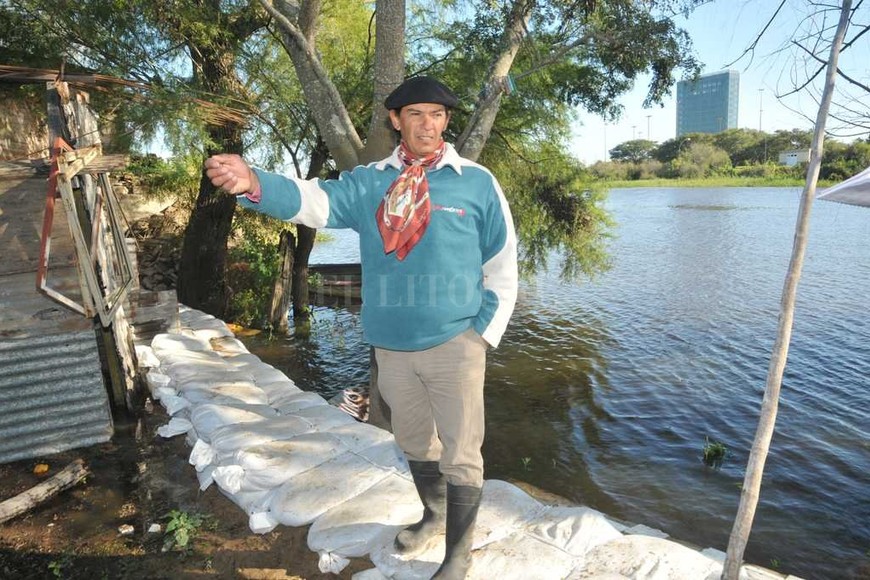 ELLITORAL_182424 |  Flavio Raina Muy cerca. El pescador Julio Ricardo tiene el río a centímetros de su casa en La Vuelta del Paraguayo.