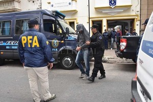 Flavio Raina El 9 de mayo, personal de Asuntos Internos de la Policía Federal de Buenos Aires allanó la delegación local de la fuerza en calle San Martín 3381, donde secuestró 88 bochas de cocaína escondidas en un baño.