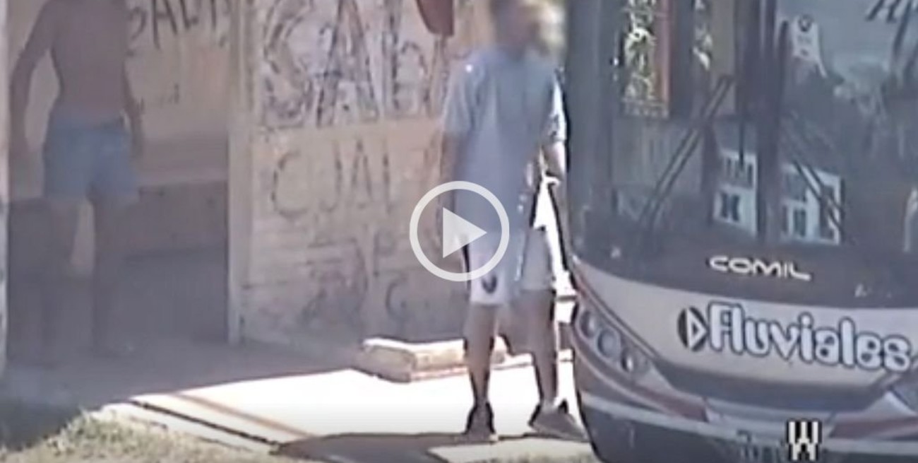 Video: Dos sujetos peligrosos en la parada del colectivo