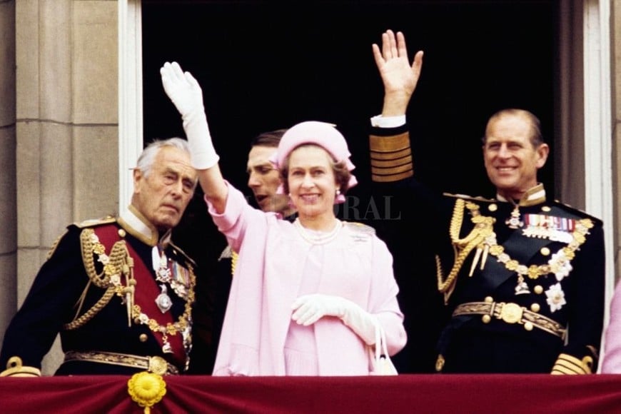 ELLITORAL_172731 |  DPA La reina Isabel II saluda desde el balcón del Palacio de Buckingham el 07/06/1977 en Londres, Reino Unido, luego de un desfile por el 25 aniversario en el trono.