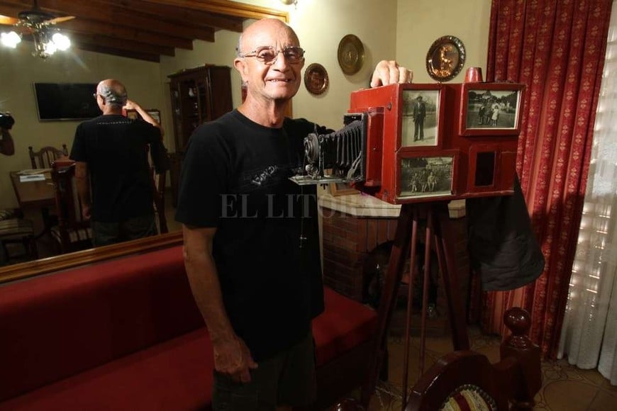 ELLITORAL_174189 |  Mauricio Garín Bien custodiadas. Miguel Mitri es el hijo del fotógrafo y guarda tres emblemáticas cámaras que heredó de su padre.