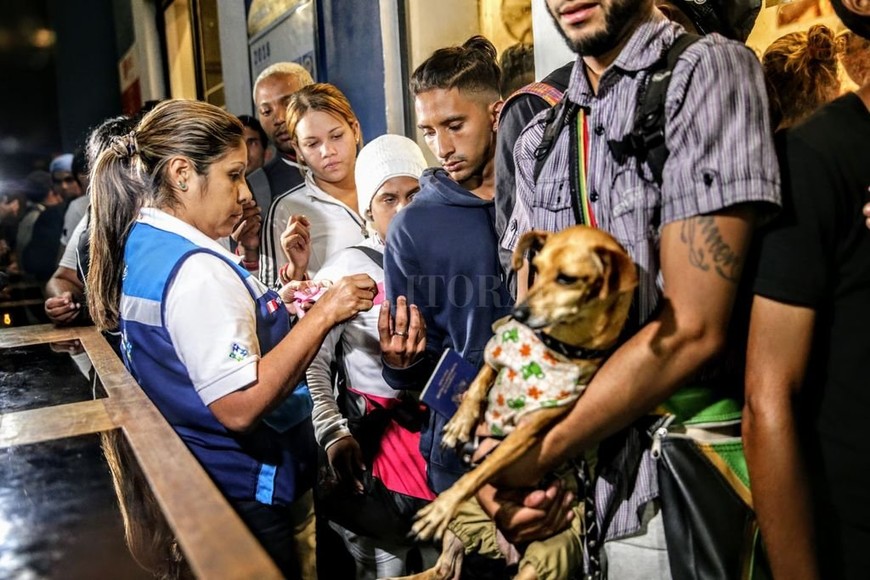 ELLITORAL_221493 |  dpa Perú, Tumbes: Venezolanos hacen fila para iniciar el trámite migratorio.