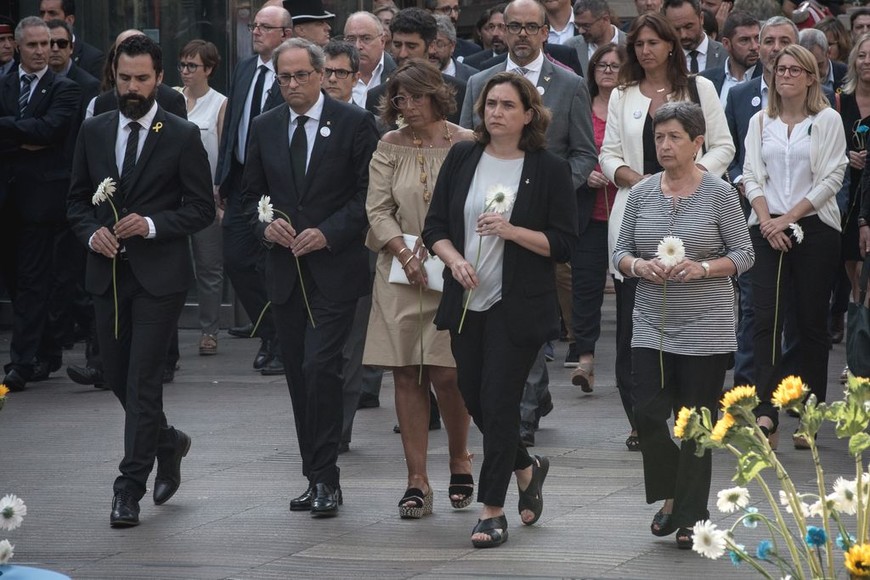 ELLITORAL_219907 |  dpa 17/08/2018, España, Barcelona: Roger Torrent (izq.), presidente del Parlamento catalán; Quim Torra (2do de la izq.), jefe del Ejecutivo catalán; Ada Colau (2da. de la der.), alcaldesa de Barcelona, y Teresa Cunillera (der.), representante del Gobierno español en Barcelona, asisten a una ceremonia conmemorativa en honor de las víctimas del atentado terrorista del 17 de agosto de 2017 en el paseo de Las Ramblas. Foto: Jordi Boixareu/ZUMA Wire/dpa +++ dpa-fotografia +++