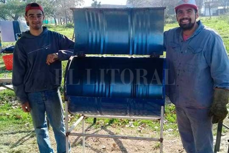 ELLITORAL_203072 |  Gentileza Producto terminado. Dos de los tres jóvenes que aprenden de Rogelio Miño en su taller de herrería.