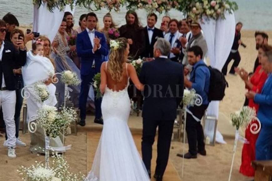 ELLITORAL_197300 |  Internet Floppy llegó al Altar feliz.