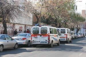 Archivo El Litoral Doble fila. A veces ocurre esto, y se dificulta el flujo vehicular en horarios pico.