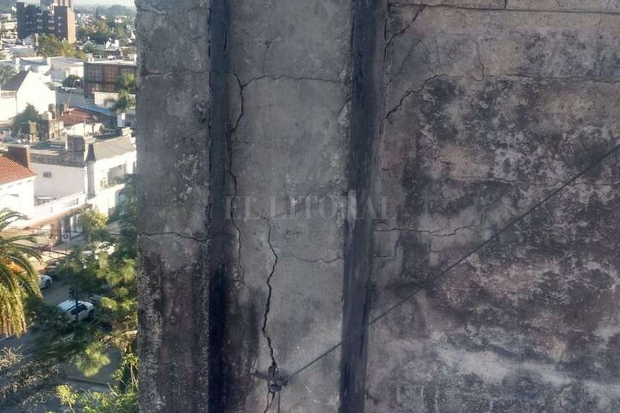 ELLITORAL_178936 |  Periodismo Ciudadano El conducto de humo, que recorre los cinco pisos, está rajado  de punta a punta , dicen los empleados.