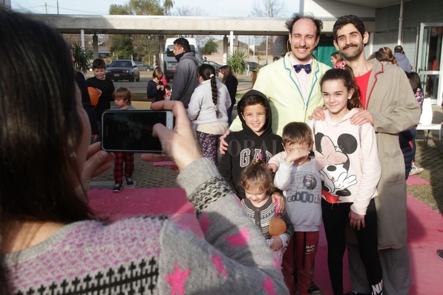 ELLITORAL_216928 |  Luis Cetraro Éxito. Luego del show, gran cantidad de chicos se acercaron a los actores a sacarse fotos y preguntarles por los distintos experimentos.