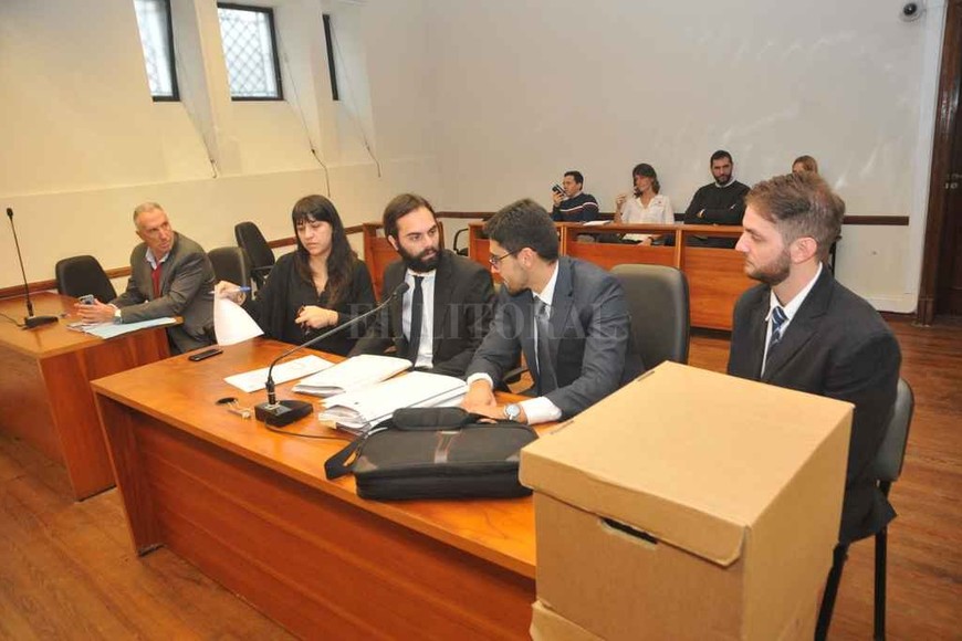 ELLITORAL_211031 |  Flavio Raina El fiscal Ezequiel Hernández (de barba) refirió al hecho como  un acto claro de corrupción  en perjuicio del Estado. En la foto, junto a la fiscal Del Río Ayala y Leandro Lazzarini.