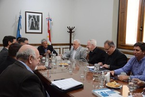ELLITORAL_225881 |  Gentileza Cámara de Senadores Armando Traferri, José Baucero, Osvaldo Sosa, Ricardo Kaufmann, Joaquín Gramajo, Alcides Calvo, Rubén Pirola, Guillermo Cornaglia y Eduardo Rosconi recibieron a los obispos.