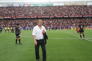 ELLITORAL_197726 |  Pablo Aguirre. Mostaza Merlo camina hacia el banco, la tarde del 7 de diciembre de 2014, cuando el 3 a 0 con Boca Unidos selló el ascenso sabalero.