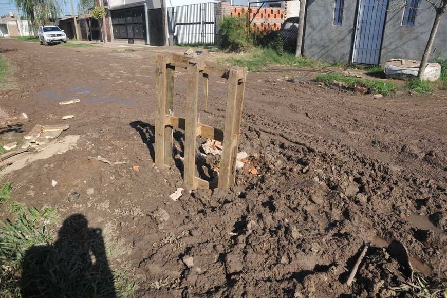 ELLITORAL_185283 | Flavio Raina Corralito berreta . Los vecinos aseguran que una cuadrilla de Assa vino a reparar una pérdida de agua ?en la zona no hay cloacas? y dejó señalizada la apertura con un pedazo de pallet.