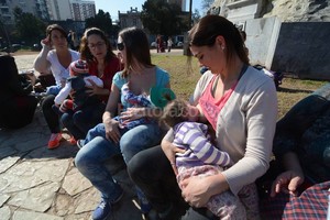 ELLITORAL_157770 |  Luis Cetraro Un acto de amor. En la plaza San Martín se llevó a cabo hace 10 días un  piquetetazo . Fue en adhesión a la movida a nivel nacional luego de que dos mujeres policías le impidieran a una mamá dar el pecho en un parque en San Isidro, Buenos Aires.