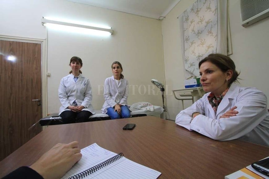 ELLITORAL_193011 | Mauricio Garín Las doctoras Burgos (sentada), Leurino (izq.) y Guzzi, del servicio de Dermatología del Iturraspe, aseguran que la consulta al médico es importante para realizar un tratamiento adecuado.