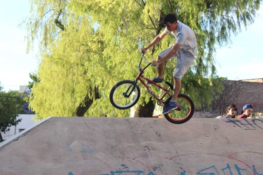 ELLITORAL_198518 | Gentileza Rampa. Una niña que asiste a la escuelita municipal de skate, sobre la rampa.