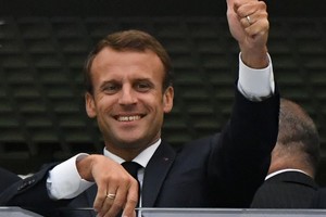 ELLITORAL_216662 |  dpa Emmanuel Macron, presidente de Francia alentando a la Selección francesa de fútbol desde un palco.