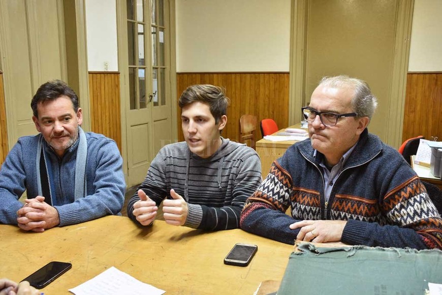 ELLITORAL_252495 |  Luis Cetraro Eduardo Lázaro (izq) y Eduardo Castillo (der) destacaron la  motivación  como motor de trabajo en el Departamento de Física.