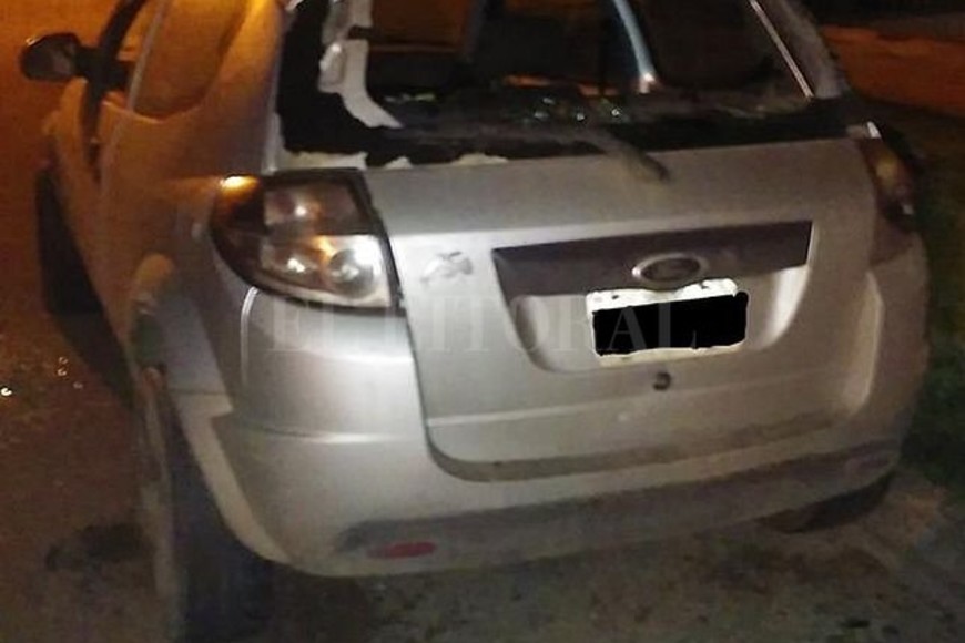 ELLITORAL_183998 |  Facebook Las amenazas y las agresiones comenzaron prácticamente con la convivencia. Con el paso del tiempo, todo empeoró. Ahora Cintia dijo basta.Así quedó el auto de un amigo de la mujer, que fue atacado por la ex pareja de Cintia.