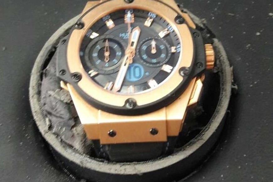 ELLITORAL_198368 |  El Litoral El reloj recuperado es el más importante de una decena de ejemplares que coleccionaba el basquetbolista local.