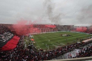 Mauricio Garín La postal del último clásico, en cancha de Colón.