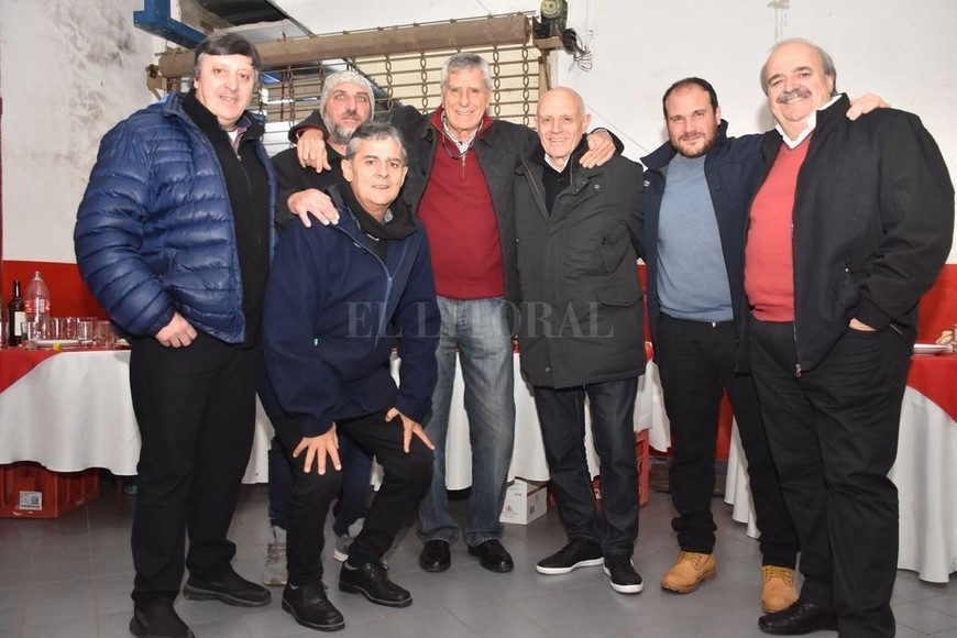 ELLITORAL_256223 |  Manuel Fabatía En la fiesta de los 30 años del ascenso, junto a Víctor Manuel Rabuñal, Gustavo Brandt, Dante Fernández, el profesor Oscar Mazza (inolvidable PF de ese equipo e integrante, junto a Carlos Trullet, del cuerpo técnico del Flaco), el sobrino del profe y el doctor Mario Bucolini.