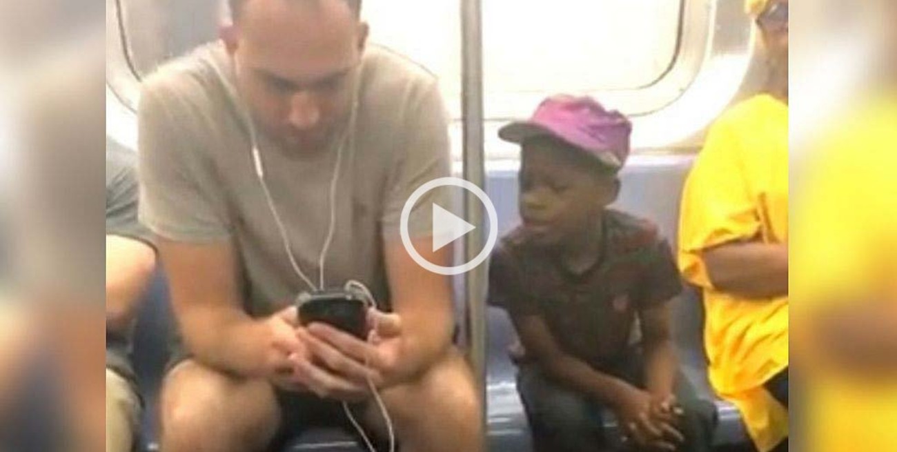 Un tierna situación ocurrió en un subte con un hombre que jugaba con su celular al lado de un niño 
