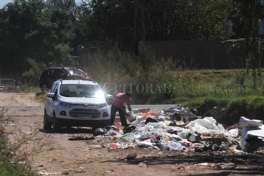 ELLITORAL_175730 |  Flavio Raina In fraganti. Los recicladores no son los únicos que arrojan basura. El lunes a la mañana, una hombre tiraba escombros desde una moderna camioneta.