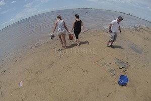 ELLITORAL_200384 |  Gentileza Laguna. Un equipo de científicos del Conicet-UNL detectó la presencia de unas 100 botellas plásticas por kilómetros en la Setúbal.