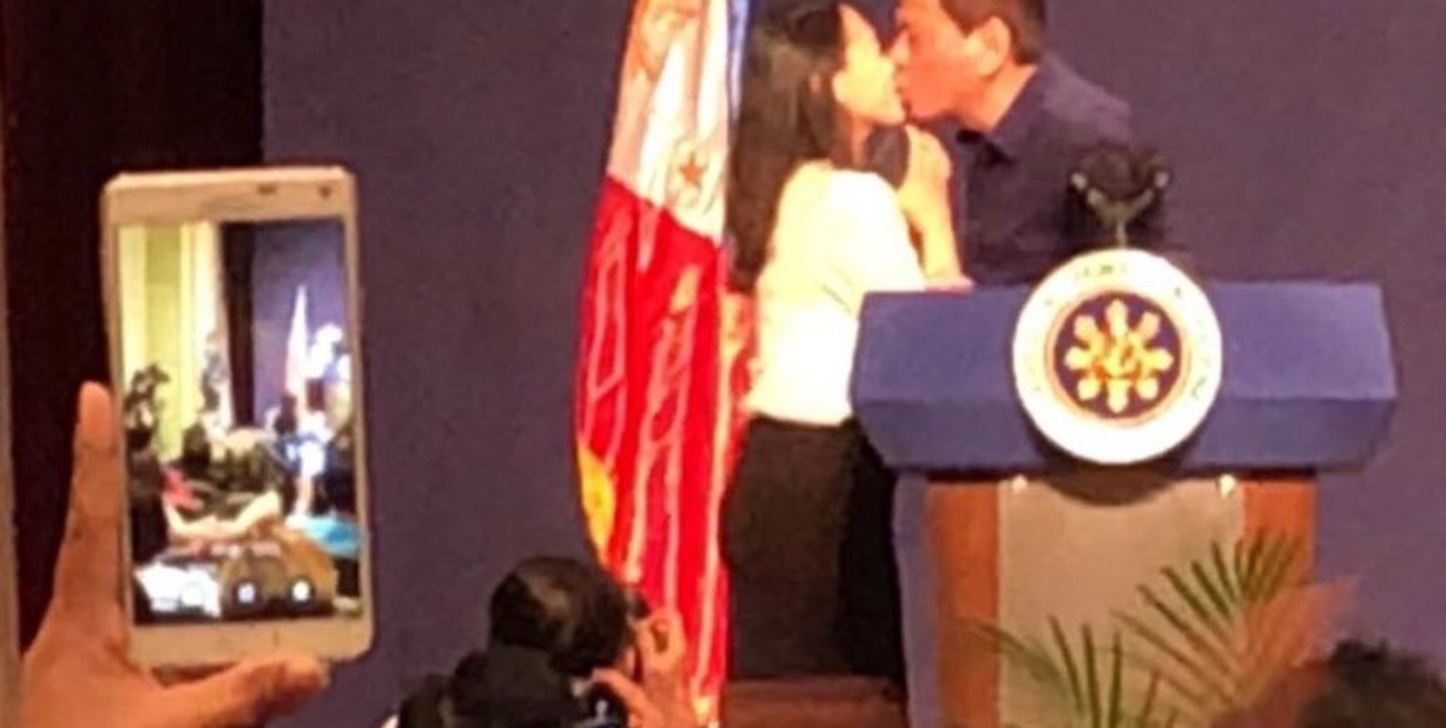 El presidente de Filipinas incitó a una mujer a besarlo