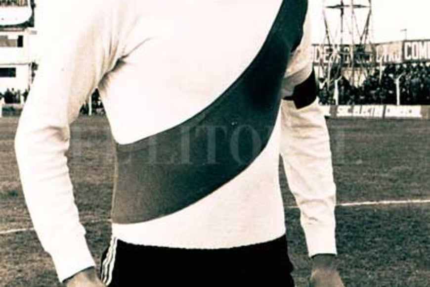ELLITORAL_226259 |  Archivo El Litoral El  Puma  Morete en una foto tomada en la cancha de Colón. Lo tenía de  hijo  a los sabaleros. Siempre le marcaba goles con la camiseta de la banda.