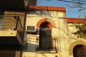 ELLITORAL_158805 |  El Litoral Daños graves. En la casa lindera se observan daños que motivaron una causa judicial que se lleva adelante.