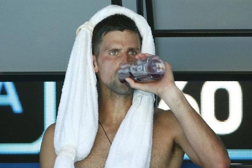 ELLITORAL_201159 |  Reuters Novak Djokovic se refresca durante su partido ante Gael Monfils.