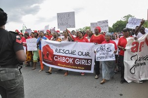 ELLITORAL_170601 |  Archivo El Litoral Varias manifestantes participan en una de las cientos de  marchas realizadas para reclamar por la aparición de las niñas secuestradas por la milicia radical islámica Boko Haram en una escuela de Chibok, en Abuja, el 14 de abril del 2014.