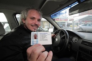 ELLITORAL_152812 |  Mauricio Garín ¡Pone primera! Sebastián Bruno fue uno de los quijotes que luchó por recuperar este derecho que beneficia a las personas sordas. Ahora podrá renovar su licencia de conductor.